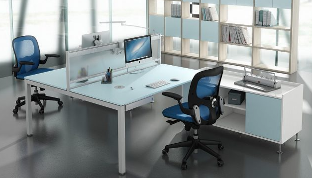 Un escritorio con una computadora en una oficina

Descripción generada automáticamente con confianza media